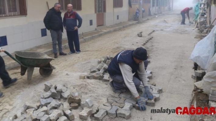 Turgutlu'da altyapı için kazılan yolların tadilatı hızlanıyor