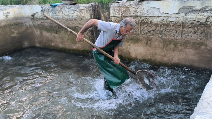 Türk Kızılaydan depremde işletmesi zarar gören balık üreticisine destek