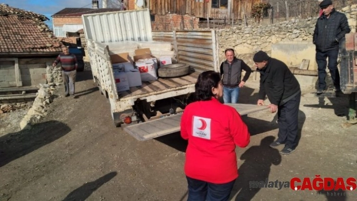 Türk Kızılayı'ndan evi yanan aileye yardım