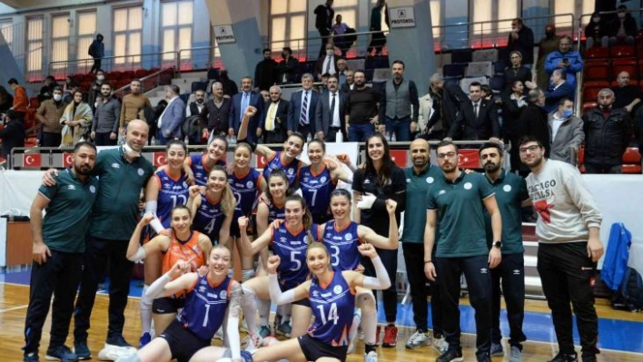 Türkiye Kadınlar Voleybol 1. Ligi: Çukurova Belediyesi: 3 - Vakıfbank: 0