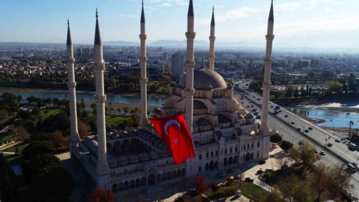 Türkiye'nin en büyük ilk Türk bayrağı Merkez Camisi'ne asıldı