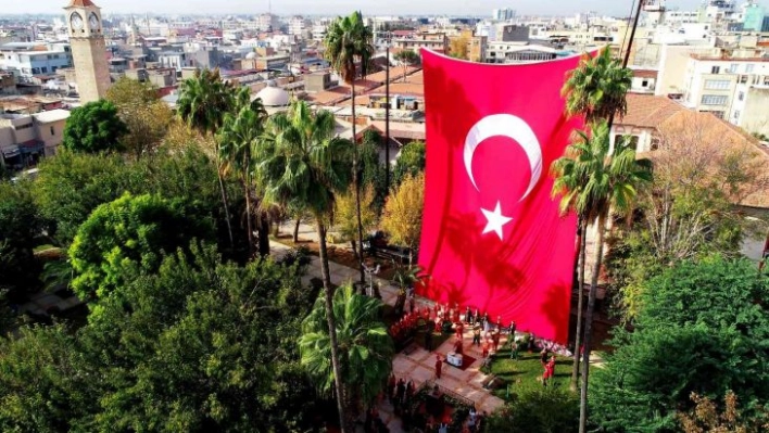 Türkiye'nin ilk en büyük Türk bayrağı Adana'da yeniden asıldı