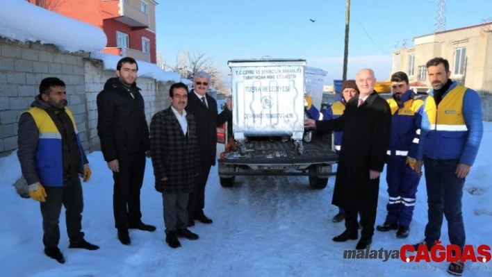 Tuşba Belediyesi'nden çöp konteyneri dağıtımı