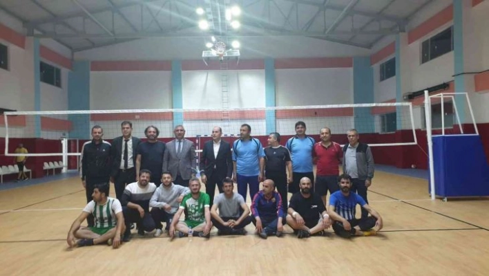 Tut ilçesinde kurumlar arası voleybol turnuvası düzenlendi