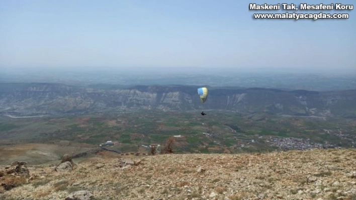 Tut semalarında yamaç paraşütleri uçtu