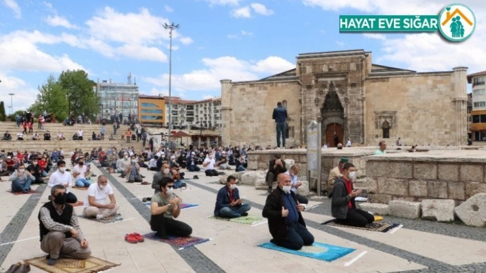 Üç medrese arasında görkemli Cuma