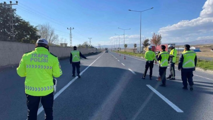 Uluslararası karayolunda trafik denetimleri hız kesmeden devam ediyor