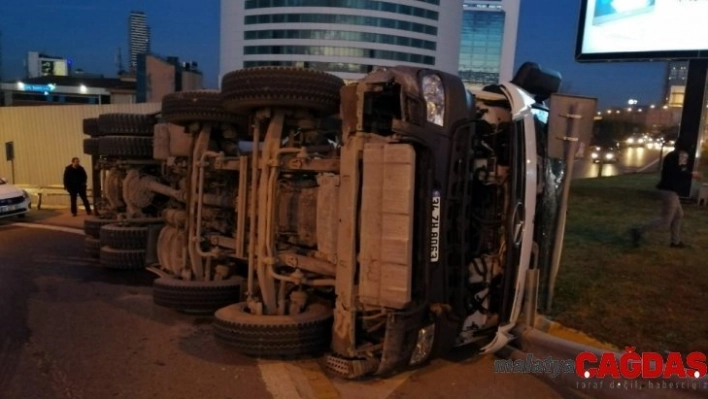 Ümraniye'de beton mikseri yola devrildi