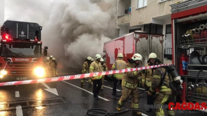 Ümraniye'de yatak imalathanesinde korkutan yangın