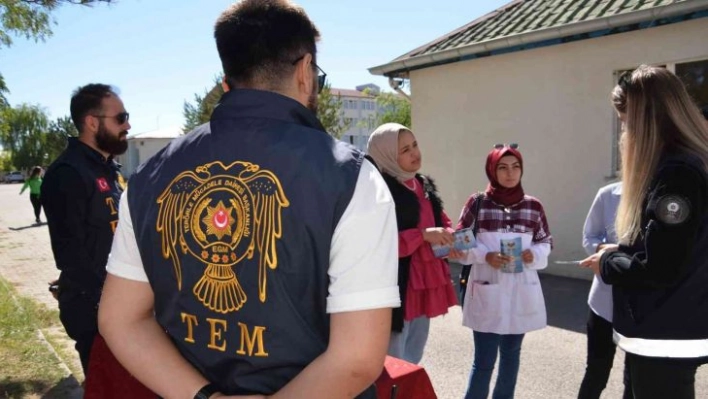 Üniversite öğrencileri teröre karşı bilgilendirildi