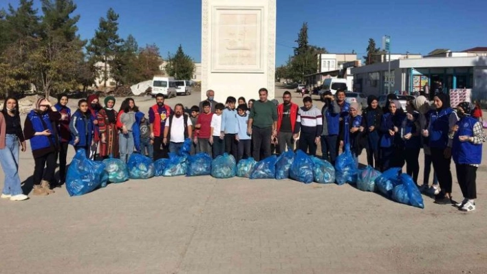 Üniversiteli gençler Samsat sokaklarını temizledi