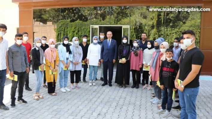 Üniversiteyi kazanan öğrencilere kitap hediyesi