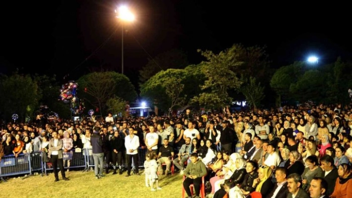 Ünlü sanatçı Sarıkaya, Vanlılara unutulmaz bir gece yaşattı