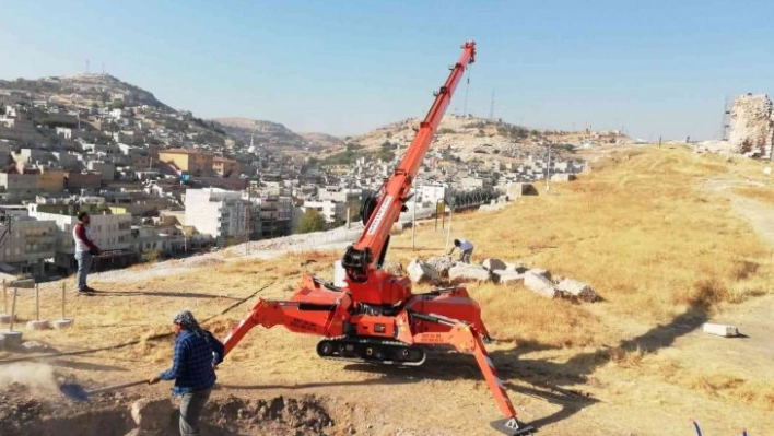 Urfa Kalesinde sürdürülen kazı çalışmalarına vinç desteği