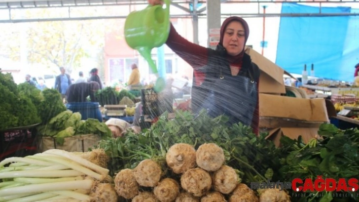 Uşak'ta semt pazarlarının gözdesi karnabahar ve lahana oldu