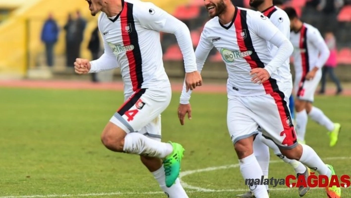 Uşakspor, Karabükpor'u 3-0 mağlup etti