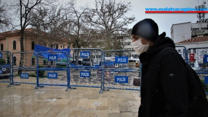 Uyarılar dinlenmeyince, polis meydanı barikatla kapattı