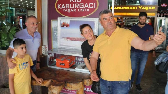 Uzaya gönderilen kebap ile fotoğraf çektirme kuyruğu