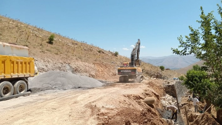 Üzümlü Mahallesi'nin Yolu Güvenli Hale Getiriliyor