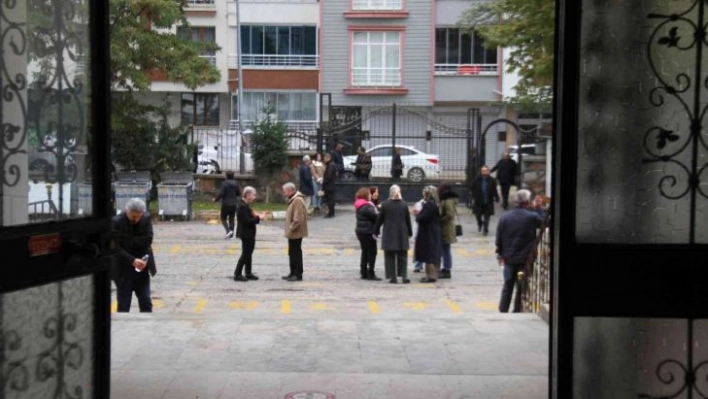 Uzun yıllar sonra sınava giren öğretmenlerden öğrencilere uyarı