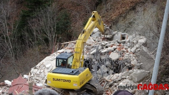 Uzungöl'de kimi eşyalarını kurtardı, kimi ise yıkımın ardından gözyaşı döktü