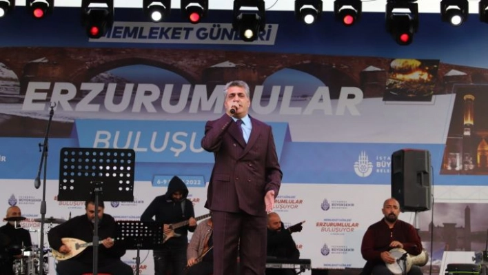 Vahit Alkır sahne performansıyla ayakta alkışlandı