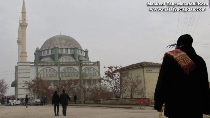 Vatandaşlar Cuma namazı için dışarı çıktı