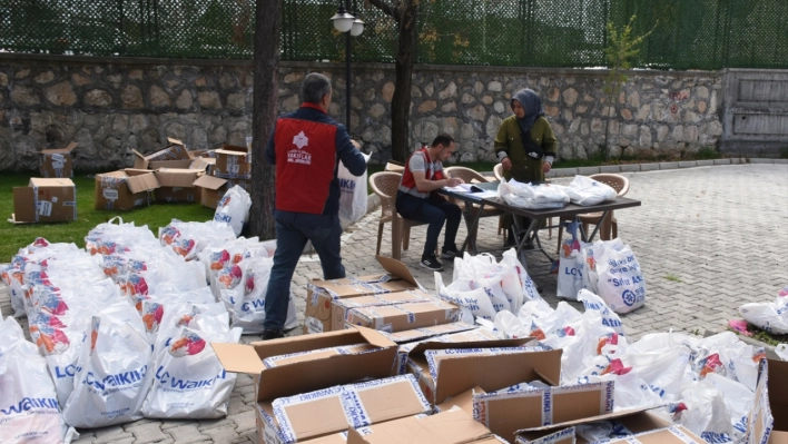 Vakıflar Bölge Müdürlüğünden 1050 çocuğa bayramlık