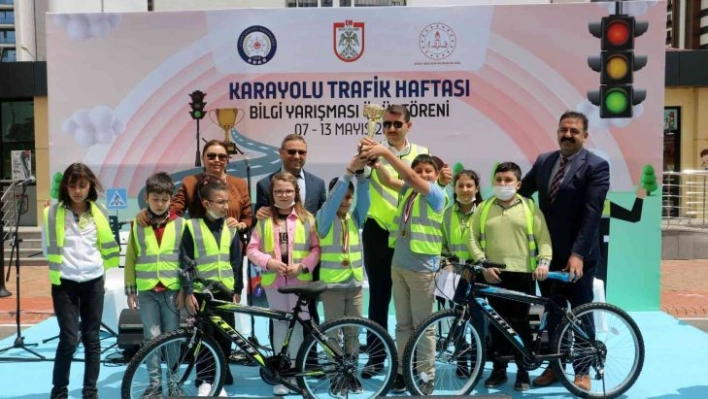 Vali Ayhan, her yıl trafikte 1 milyon 250 bin kişi hayatını kaybediyor