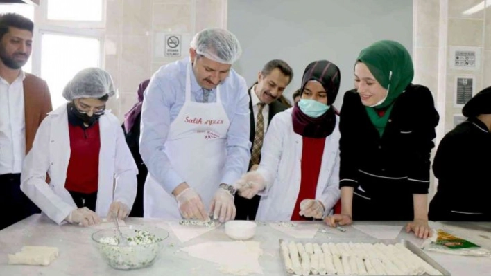 Vali Ayhan, öğrencilerle börek yaptı