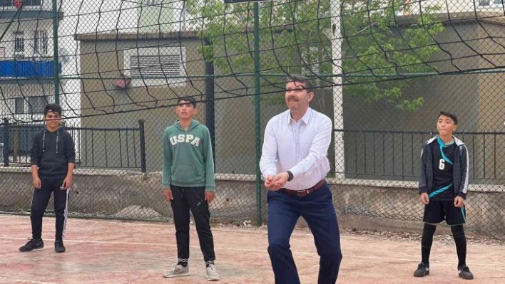 Vali Ayhan öğrencilerle voleybol oynadı