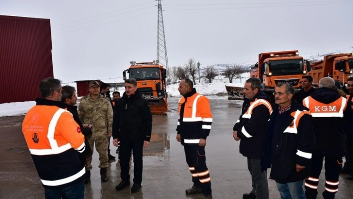 Vali Baruş, karlı yolları açma çalışmalarını denetledi