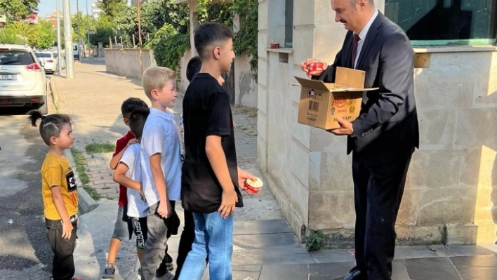 Vali Cenalp, elinde dondurma kutusuyla sokakta çocukların bayramını kutladı