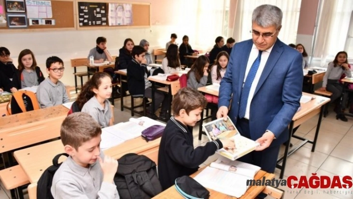 Vali Gürel makam arabasını merak eden öğrencileri araca bindirdi