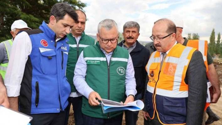 Vali sel bölgesinde sahaya inip hasar tespiti yaptı