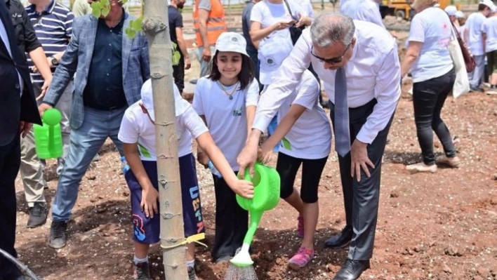 Vali Su, çocuklarla fidan dikti