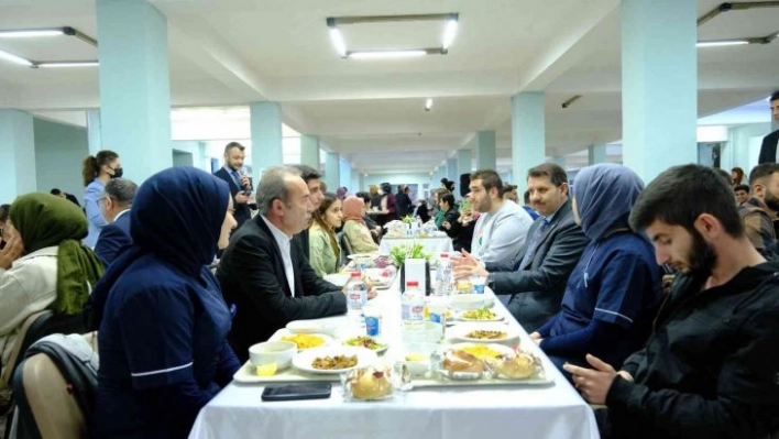 Vali ve rektör orucunu öğrencilerle birlikte açtı