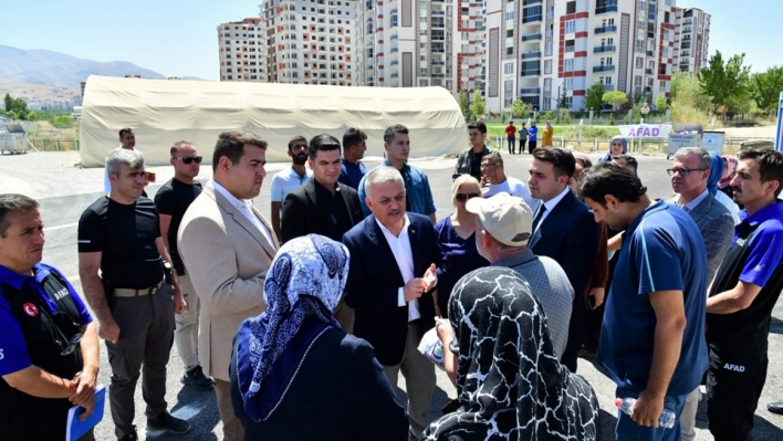 Vali Yazıcı, konteyner kentlerde depremzedeleri ziyaret etti