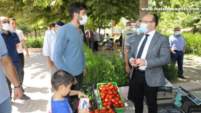 Vali Yırık'tan vatandaşlara anlamlı jest: Tezgahtaki ürünleri alıp halka  ikram etti