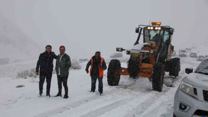 Van-Bahçesaray yolu ulaşıma kapandı, onlarca araç mahsur kaldı