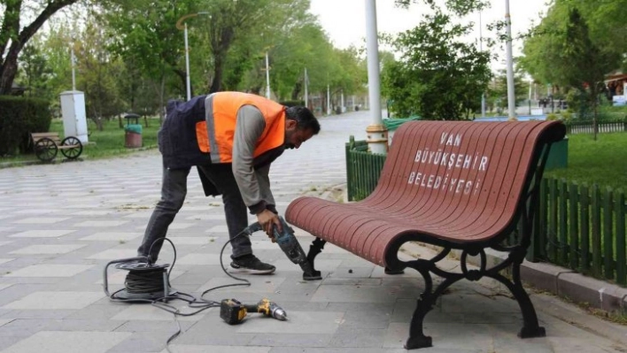 Van Büyükşehir Belediyesi 16 parkı bakım ve onarıma aldı