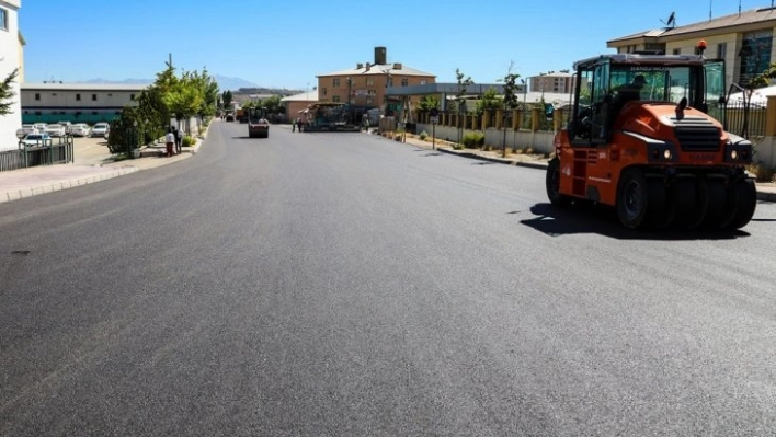 Van Büyükşehir Belediyesi Ethem Dede Caddesi'ni asfaltlıyor