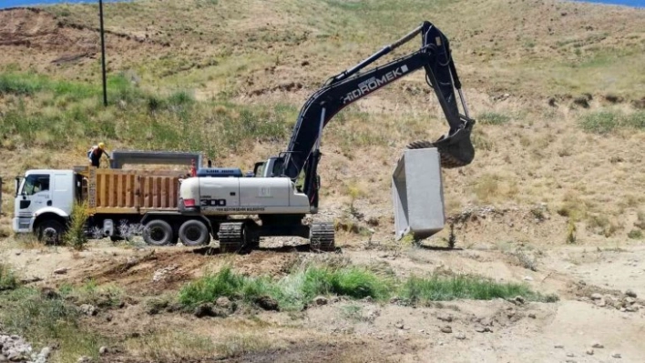 Van Büyükşehir Belediyesi kırsaldaki yol çalışmalarını sürdürüyor