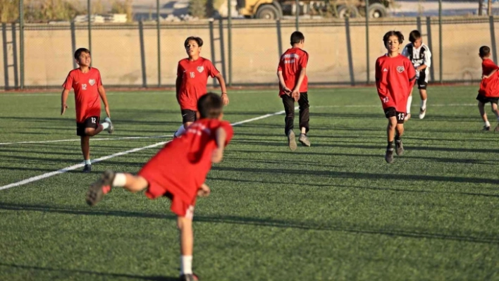 Van Büyükşehir Belediyesi U-14 futbol takımı yeni sezona avantajlı başlamak istiyor