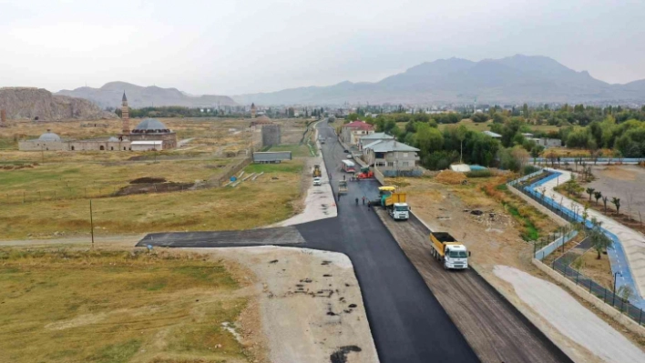 Van Büyükşehir Belediyesinden yol asfaltlama çalışması