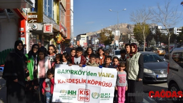 Van'da 106 çocuğun yüzü kışlık giysilerle güldü