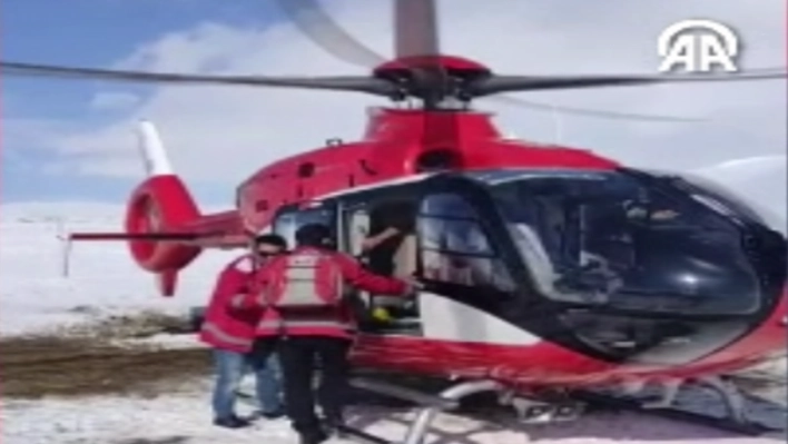 Van'da ambulans helikopter yolu kapalı mahalledeki hasta için havalandı