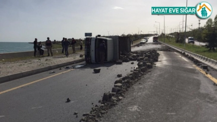 Van'da briket yüklü kamyonet devrildi: 1 yaralı