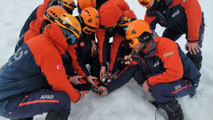 Van'da çığda arama kurtarma tatbikatları devam ediyor