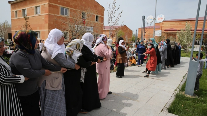 Van'da kadınlar bahar şenliği etkinliğinde eğlendi